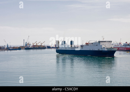 Großer Frachter verlassen Hafen Stockfoto