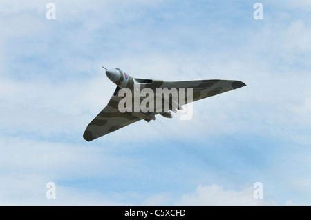 Britische kalten Krieges nuclear Bomber geflügelte Delta Avro Vulcan B2 XH558 anzeigen in 2011 Royal International Air Tattoo Stockfoto