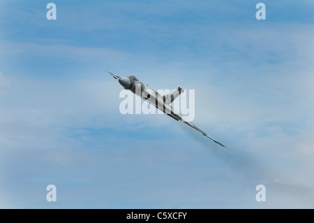 Britische kalten Krieges nuclear Bomber der Delta biegt geflügelten Avro Vulcan B2 XH558 G-VLCN während der Anzeige bei der RIAT 2011 Stockfoto