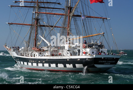 Tall Ships' Races in Saint-Malo, ein hohes Schiff links der Hafen von Saint-Malo (Bretagne, Frankreich). Stockfoto