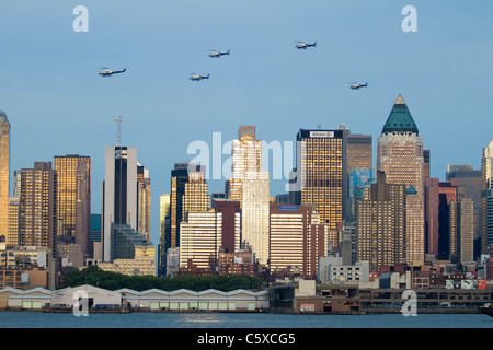 Fünf Hubschrauber in Formation fliegen über Midtown Manhattan wie aus über den Hudson River in New Jersey Stockfoto