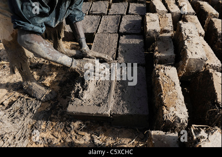 Afrika MALI Mopti, Lehm-Architektur - Arbeitnehmer machen Lehmziegel für Gebäude Stockfoto