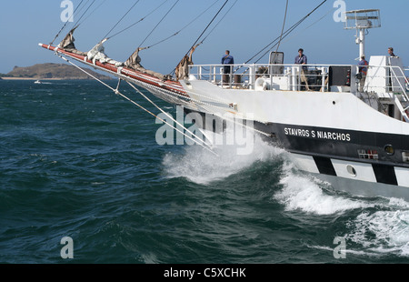 Tall Ships' Races in Saint-Malo, ein hohes Schiff links der Hafen von Saint-Malo (Bretagne, Frankreich). Stockfoto