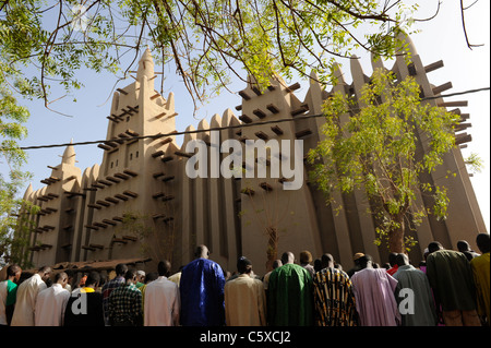 Mopti in MALI, bauen Muslime beim Freitagsgebet vor der großen Moschee aus Ton, ein UNESCO-Weltkulturerbe Stockfoto