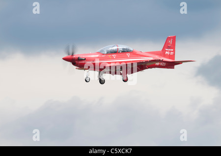 Schweizer Pilatus Flugzeug PC-21 erweiterte militärische Trainer HB-HZD Ankunft in RAF Fairford am 2011 Air Tattoo anzeigen Stockfoto