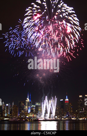 Die 35th jährlichen Macy Fourth Of July Feuerwerk auf dem Hudson River mit der Midtown Manhattan Skyline im Hintergrund Stockfoto