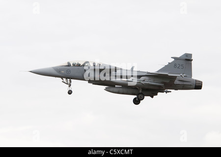 Schwedische Luftwaffe Saab Gripen JAS - 39D Nummer 825 kommt an RAF Fairford für 2011 Royal International Air Tattoo Stockfoto