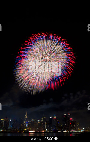 Die 35th jährlichen Macy Fourth Of July Feuerwerk auf dem Hudson River mit der Midtown Manhattan Skyline im Hintergrund Stockfoto