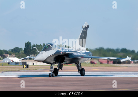 Französische Luftwaffe Dassault Rafale C 113-IW Demonstration Flugzeuge Taxis an seinem Stand auf RAF Fairford bereit, bei der RIAT anzeigen Stockfoto