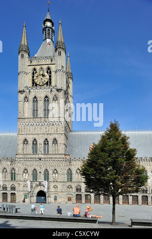 Die Grand Place mit Tuchhallen, ersten Weltkrieg ein In Flanders Fields Museum und der Glockenturm in Ypern / Ieper, West-Flandern, Belgien Stockfoto