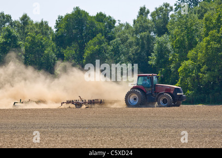 Traktor in trockenen, staubigen Hof Feld Stockfoto