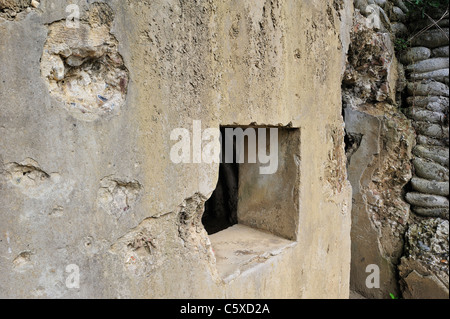 Einschusslöcher in britische WWI Bunker als Hauptsitz am Lettenberg, einem ersten Weltkrieg Standort am Kemmel, West-Flandern, Belgien Stockfoto