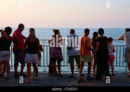 Touristen genießen Sie den Sonnenuntergang Blick aus den berühmten Balkon von Tropea Stockfoto