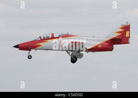 Casa C-101 Aviojet Nummer 8 vom spanischen militärischen Kunstflug Display Team Patrulla Aguila über den Boden an RAF Fairford Stockfoto