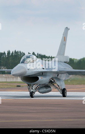 Eine General Dynamics F-16A MLU Fighting Falcon Anzahl FA-86 von Belgien Air Force 349 Squadron Kleine Brogel taxis an seinem stand Stockfoto