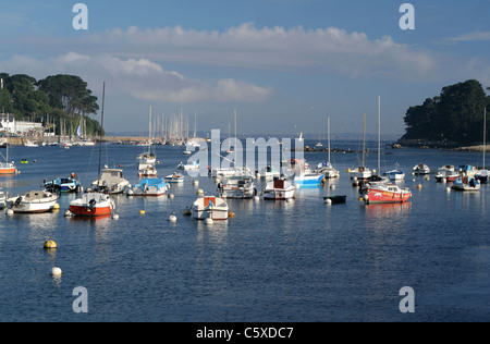 Kleine Yachten in einer Flussmündung (Douarnenez Tréboul, Finistère, Bretagne, Frankreich) verankert. Stockfoto