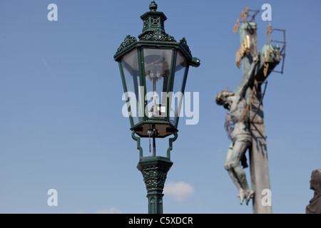 Kruzifix auf die Karlsbrücke und lite stand Stockfoto