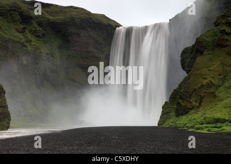 Die 200ft (61m) hohen Skogafoss Wasserfall Skogar Island Stockfoto