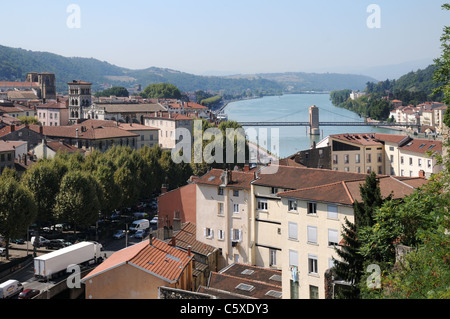 Blick nach Süden auf dem Fluss Rhone in Frankreich Vienne vom Fuße des Mont Salomon zeigt Fußgänger-Hängebrücke Stockfoto