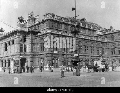 VIENNA 1945 An amerikanischen MP hilft direkten Verkehr außerhalb der Oper während der Alliierten Besatzung Stockfoto