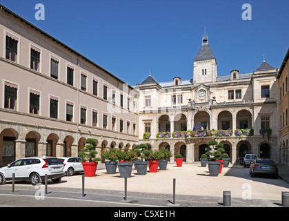 "Hotel de Ville" Rathaus Rathaus mit Blumenkörben und Uhr in Vienne-Frankreich Stockfoto