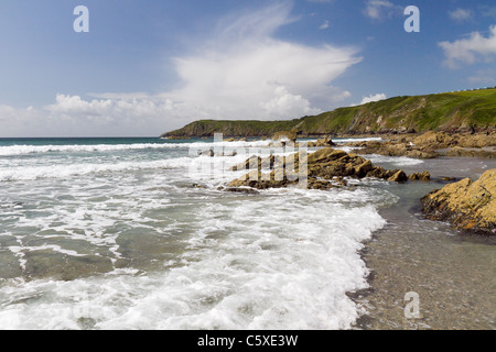 Meer und die Klippen gesehen bei Kennack Sands, The Lizard Halbinsel, Cornwall, UK Stockfoto