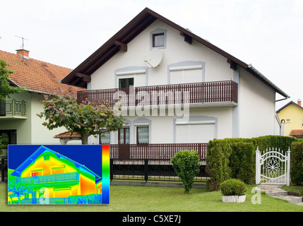Haus mit Infrarot-Thermografie-Bild zeigt mangelnde Wärmedämmung Stockfoto