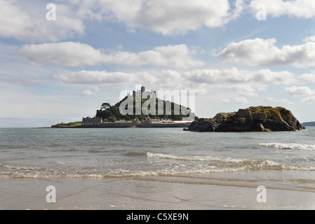 Überflutete Damm am St. Michaels Mount bei Flut mit Kapelle Rock im Vordergrund Stockfoto