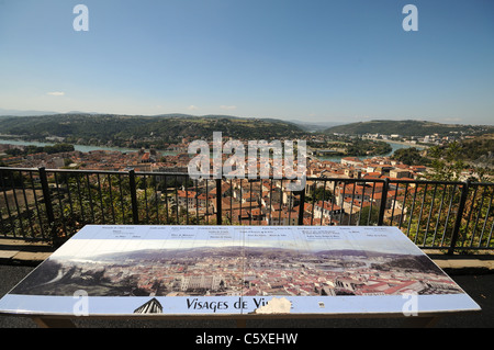 Panorama vom Mont Pipettieren der Stadt Vienne-Frankreich mit Fluss Rhone Panorama unterzeichnen im Vordergrund Stockfoto