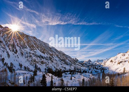Winter-Sonnenaufgang über dem Bischof Bach, Inyo National Forest, die Berge der Sierra Nevada, Kalifornien Stockfoto