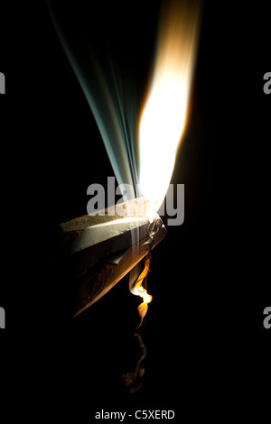 Magnesium-Band brennt. Ein typischer High-School-Chemie-experiment Stockfoto