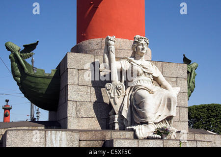 Einer der beiden Rostral Spalten, außerhalb der alten Börse, Vasilievsky Insel, Sankt Petersburg, Russland Stockfoto