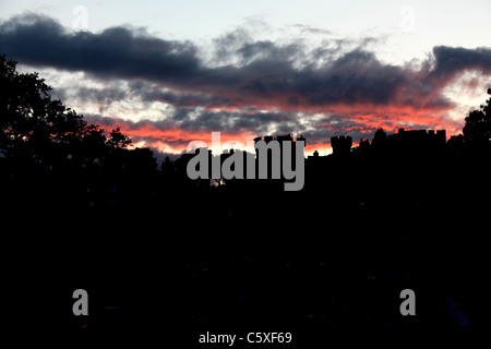 Cholmondeley Schlossgärten. Silhouette Blick auf Cholmondeley Burg. Stockfoto