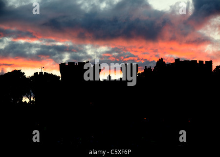 Cholmondeley Schlossgärten. Silhouette Blick auf Cholmondeley Burg. Stockfoto