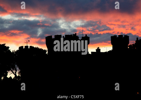 Cholmondeley Schlossgärten. Silhouette Blick auf Cholmondeley Burg. Stockfoto