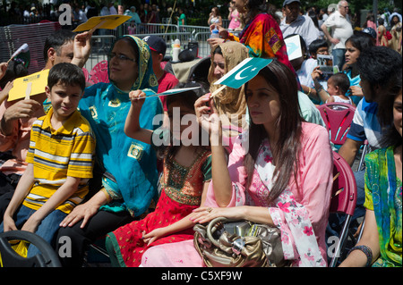 Pakistanisch-Amerikaner zu sammeln, in der Nähe von Madison Square Park in New York Stockfoto