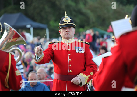 Der Kapellmeister der freiwilligen Band der Mercian Regiment während der Cholmondeley Feuerwerk Konzert und Military Tattoo. Stockfoto