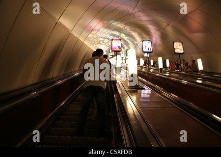 Reisende, die auf einer Rolltreppe in St. Petersburg Metro Station, Russland Stockfoto