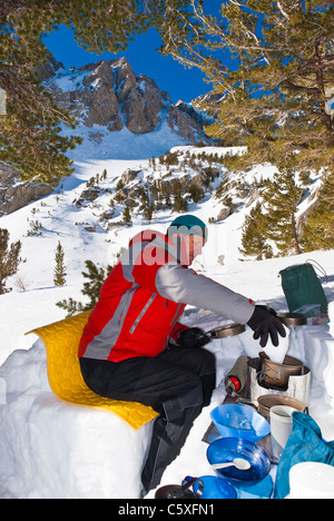 Backcountry Skifahrer in einer Küche unterstand, Inyo National Forest, Berge der Sierra Nevada, Kalifornien Stockfoto