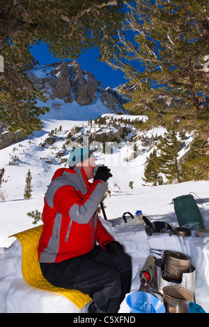 Backcountry Skifahrer in einer Küche unterstand, Inyo National Forest, Berge der Sierra Nevada, Kalifornien Stockfoto