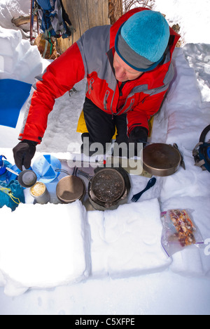 Backcountry Skifahrer in einer Küche unterstand, Inyo National Forest, Berge der Sierra Nevada, Kalifornien Stockfoto