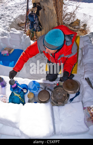 Backcountry Skifahrer in einer Küche unterstand, Inyo National Forest, Berge der Sierra Nevada, Kalifornien Stockfoto