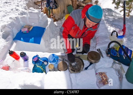 Backcountry Skifahrer in einer Küche unterstand, Inyo National Forest, Berge der Sierra Nevada, Kalifornien Stockfoto