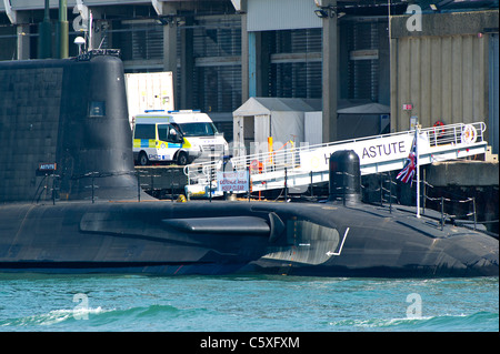 Polizei bei der Royal Navy u-Boot HMS Astute in Southampton, wo ein Seemann wegen Mordes angeklagt wurde, nachdem Schüsse abgefeuert wurden. Stockfoto