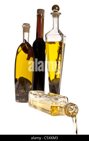 Öl gießen aus der Flasche Bild auf weißem Hintergrund Stockfoto