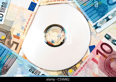 CD auf viele Euro-Banknoten Stockfoto