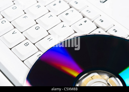 CD auf weißen Computertastatur Stockfoto