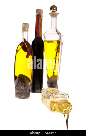 Öl gießen aus der Flasche Bild auf weißem Hintergrund Stockfoto