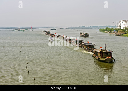 Boot-Transport auf dem Fluss in der Nähe von Shanghai China Stockfoto