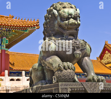 Löwe aus Bronze nahe dem Eingang zum Kaiser Tempel in der verbotenen Stadt Stockfoto